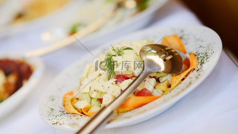 餐饮供应链安装调试，如何选择专业服务？**